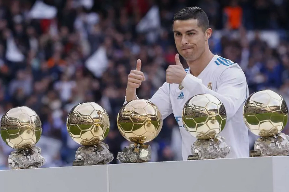 Cristiano Ronaldo pozira na Santiago Bernabeu sa svojih pet Zlatnih lopti