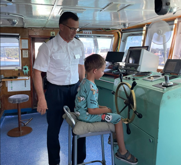 Mališani su se upoznali i sa opremom broda (Foto: Burin.hr)