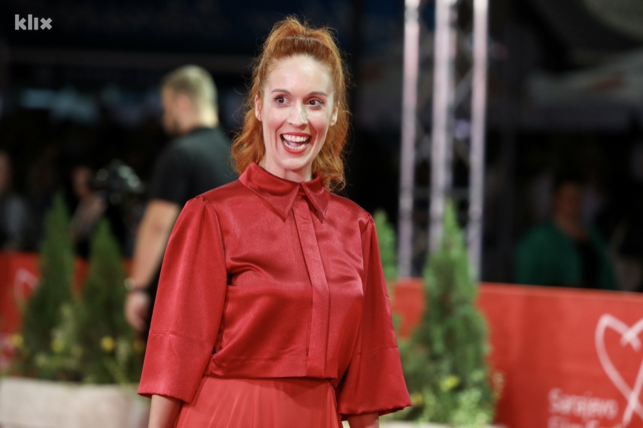 Helena Minić Matanić prošetala je crvenim tepihom u kreaciji Kaftan studija (Foto: I. L./Klix.ba)