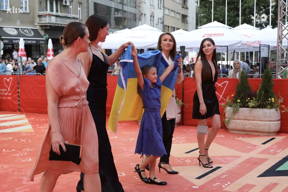 Djevojčica je prošetala tepihom sa ukrajinskom zastavom (Foto: I. L./Klix.ba)