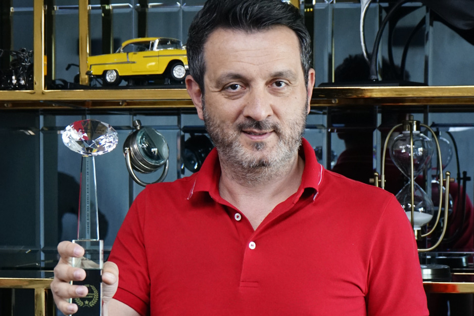 Vlasnik komapnije VatanMed Uğur Öztürk sa nagradom za najbolji centar za transplantaciju kose u Turskoj