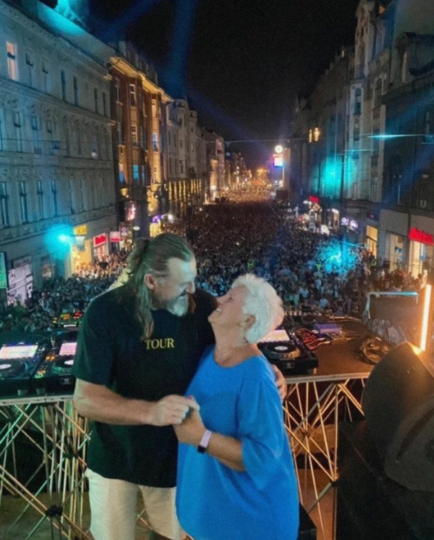 Solomunu se na njegovom nastupu u Sarajevu pridružila i njegova majka (Foto: Instagram)