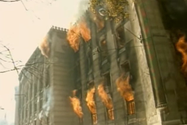 Trenuci kada je Vijećnica zapaljena (Screenshot: YouTube)