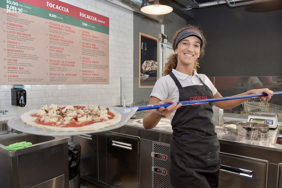 Pizza se radi sa posebnim tijestom (Foto: I. Š./Klix.ba)