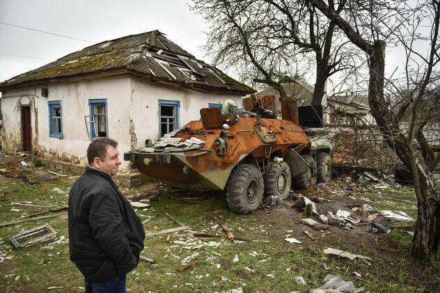 Uništeno rusko oklopno vozilo u blizini Černiva (Foto: EPA-EFE)