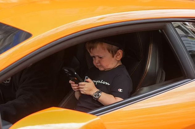 Dovezao se u skupocijenom automobilu (Foto: Daily Mail)