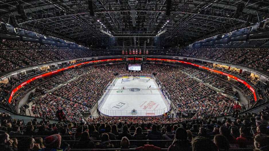 Lanxess Arena svojim kapacitetom od 18.500 sjedećih mjesta najveća je dvorana za hokej na ledu van Sjedinjenih Američkih Država