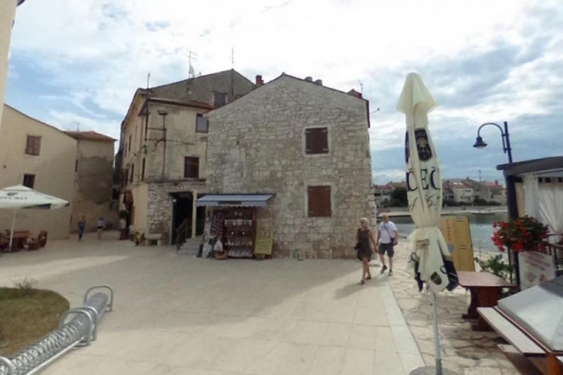 Kućica koja se prodaje nalazi se u staroj jezgri Umaga (Foto: Google Street View)