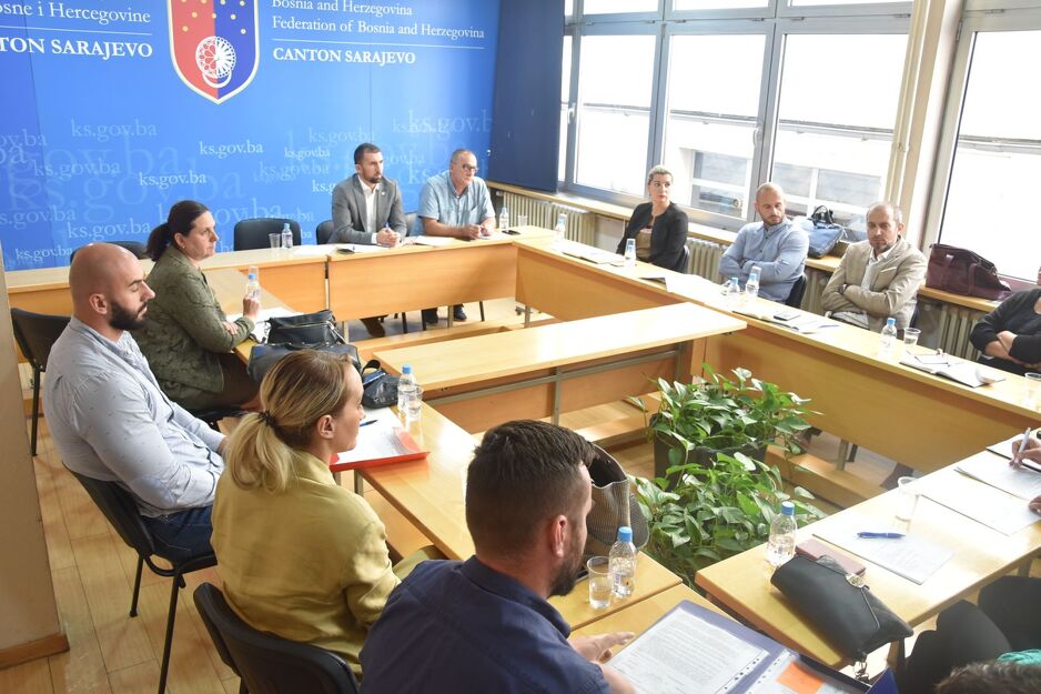 Sa današnjeg sastanka o psima lutalicama (Foto: Vlada KS)