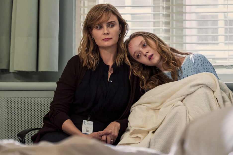 Emily Deschanel i Madeleine Arthur u seriji