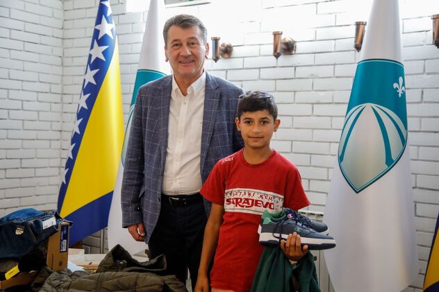 Uručivanje potrepština djeci iz romskih porodica (Foto: Općina Stari Grad Sarajevo)