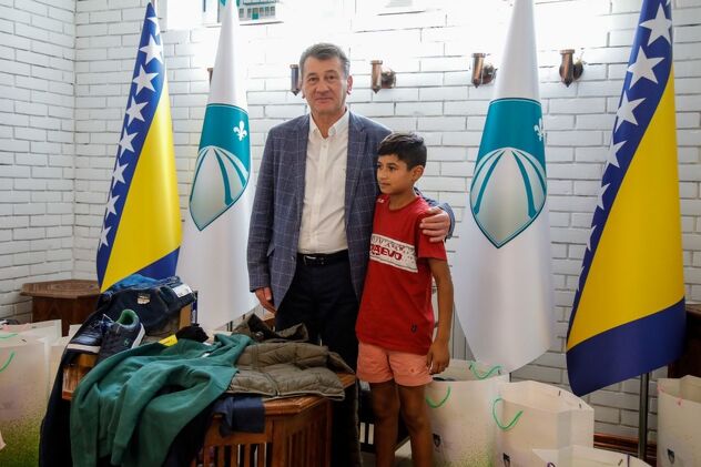 Uručivanje potrepština djeci iz romskih porodica (Foto: Općina Stari Grad Sarajevo)