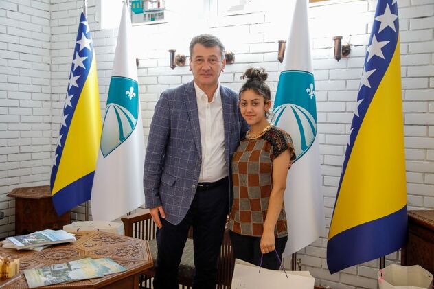 Uručivanje potrepština djeci iz romskih porodica (Foto: Općina Stari Grad Sarajevo)
