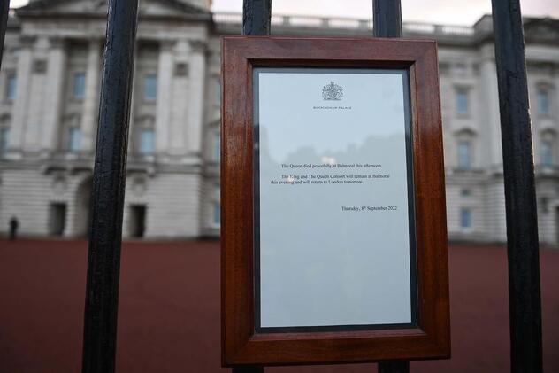 Objava smrti na ulazu u Buckinghamsku palatu (Foto: EPA-EFE)