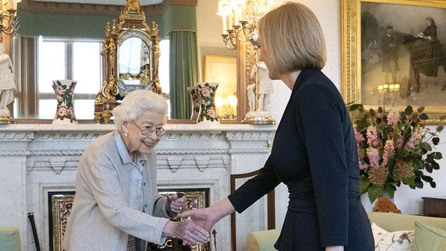 Modrica na ruci kraljice Elizabete prije nekoliko dana