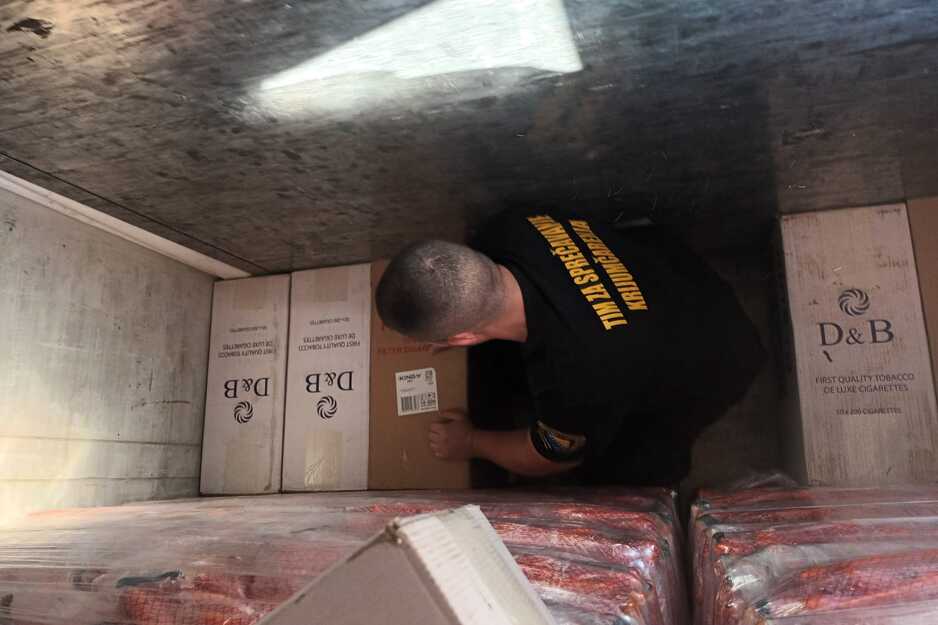 Cigarete i parfemi pronađeni u hladnjači (Foto: UIO BiH)