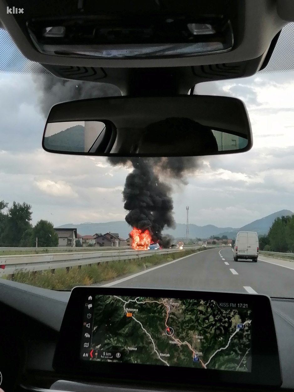 Požar na autoputu Sarajevo - Zenica (Foto: Čitatelj)