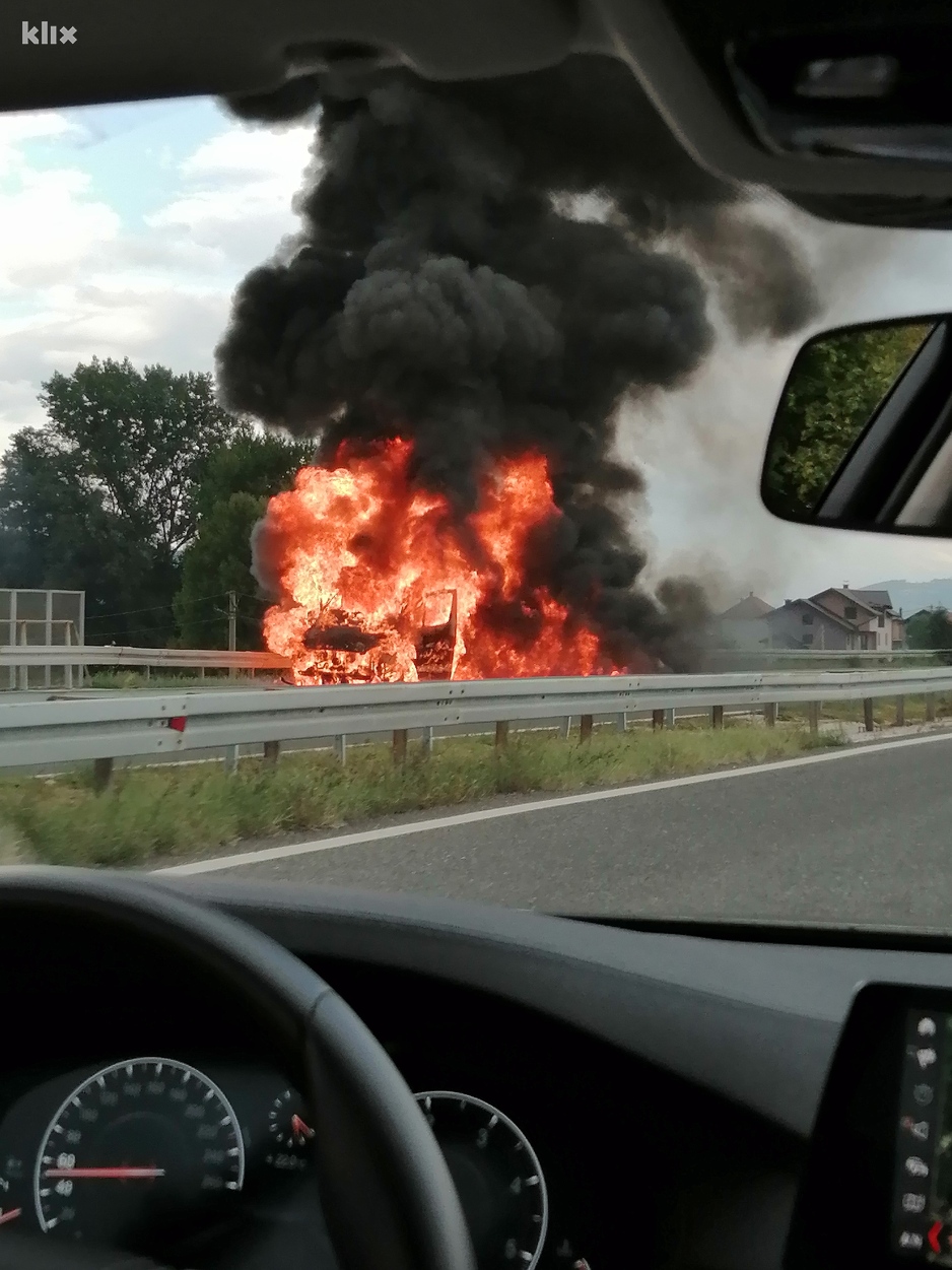 Požar na autoputu Sarajevo - Zenica (Foto: Čitatelj)