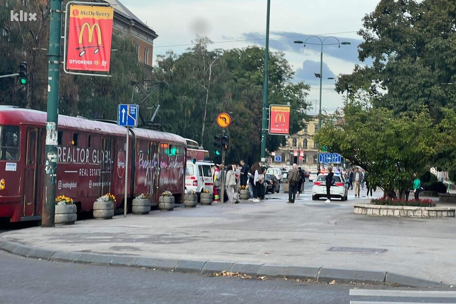 Saobraćajna nesreća ispred zgrade Predsjedništva BiH (Foto: Klix.ba)