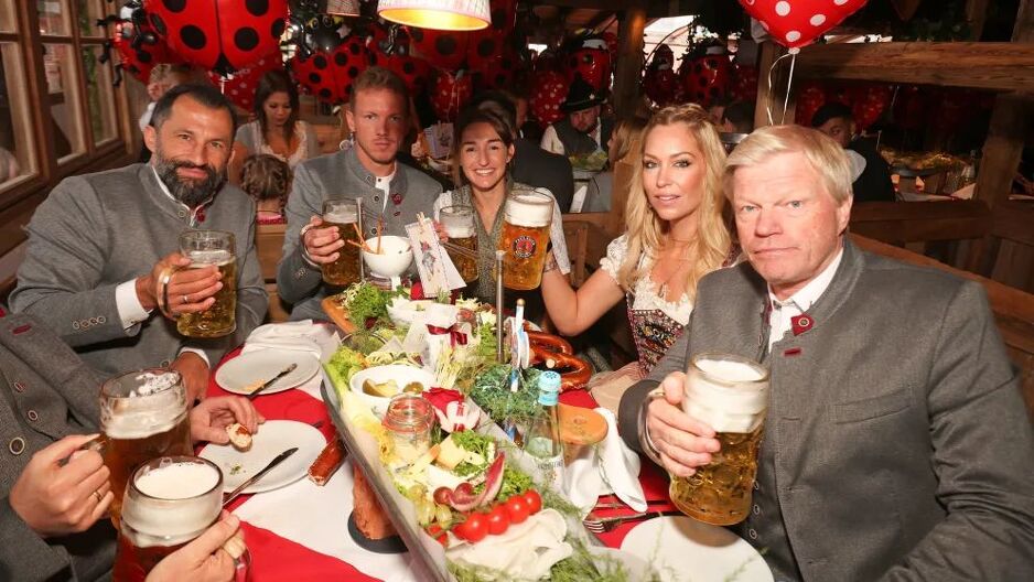 Sportski direktor Hasan Salihamidžić, trener Julian Nagelsmann sa partnericom Lenom Wurzenberger, Svenja i Oliver Kahn (Foto: FC Bayern München/dpa)