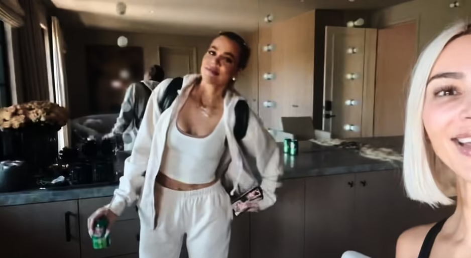 Uz Khloe je na dan rođenja njenog sina bila njena sestra Kim (Foto: Hulu)