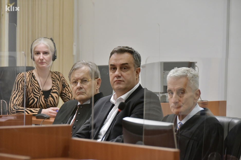Sarajlić sa advokatima Fahrudinom Ibrišimovićem i Nerminom Mulalićem (Foto: I. Š./Klix.ba)