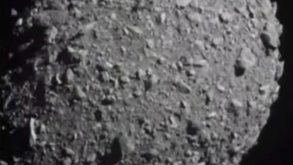 Snimak asteroida momenat prije nego što je NASA-ina letjelica udarila u njega