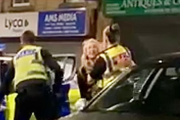 Sofija dok ju je odvodila policija (Daily Mail)