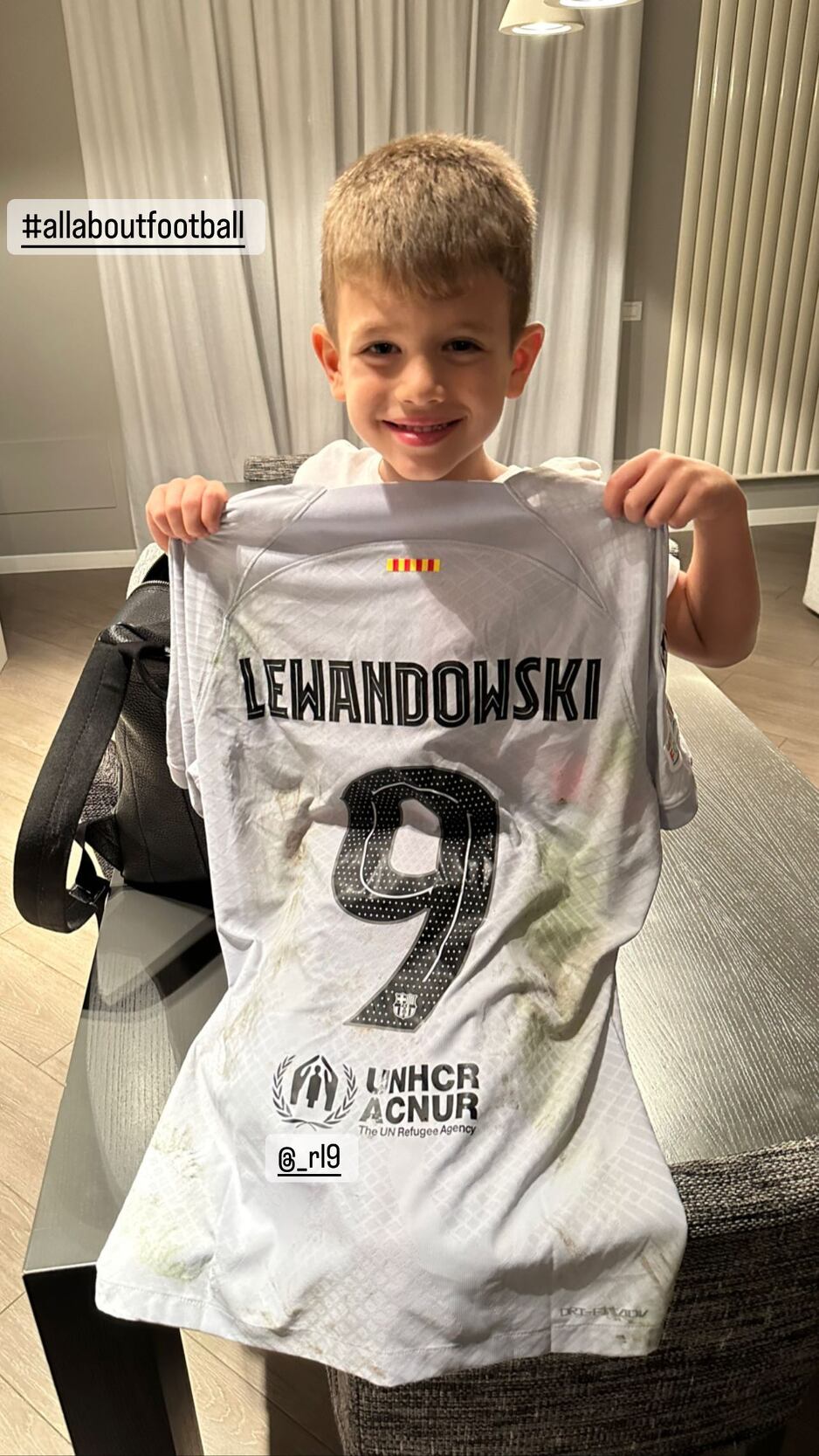 Dani s poklonom (Foto: Instagram)