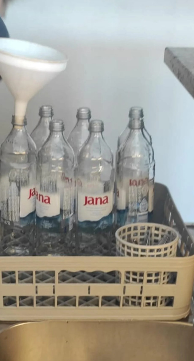 Gost je uslikao boce spremne za točenje