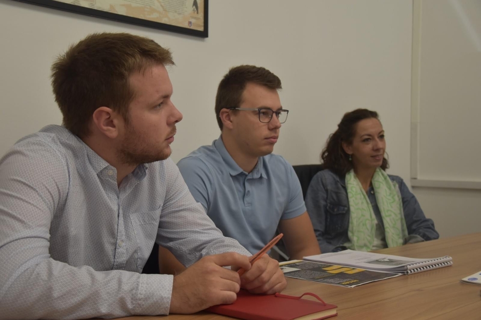 Studenti koji rade na izradi bolida (Foto: Vlada KS)