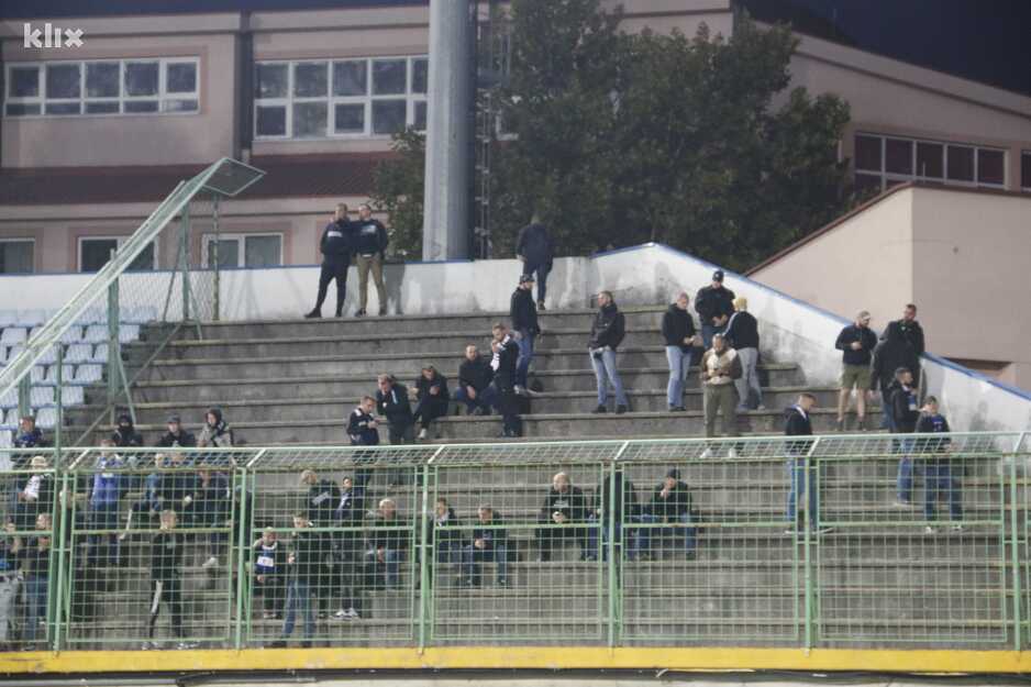 Navijači Željezničara također pristižu na stadion Pecara (Foto: Klix.ba)