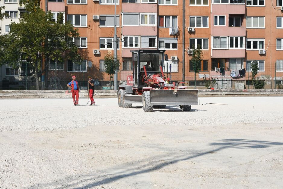Uskoro se očekuje postavljanje nove vještačke trave sa elastičnim slojem, dimenzija terena 61m x 90m, dok je na kraju predviđena i zamjena golova
