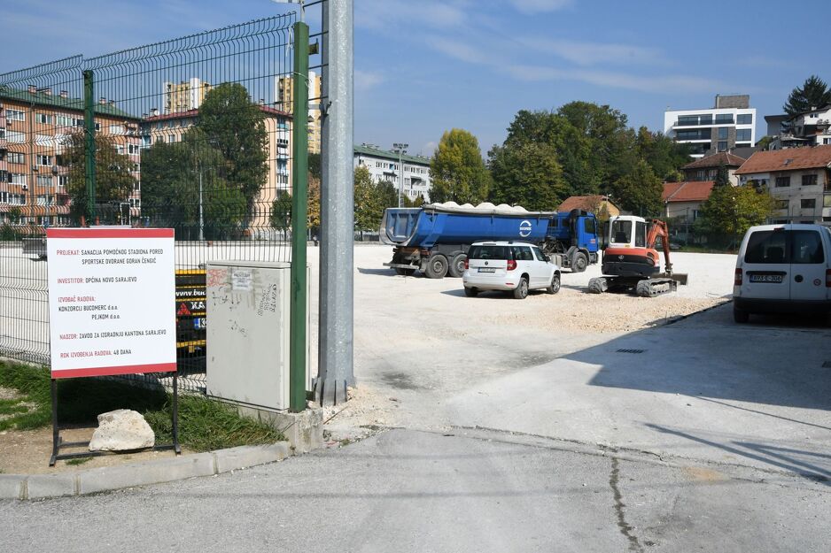Trenutno su u toku radovi na razastiranju tamponskih slojeva sa potrebnim nabijanjem i laboratorijskim ispitivanjem