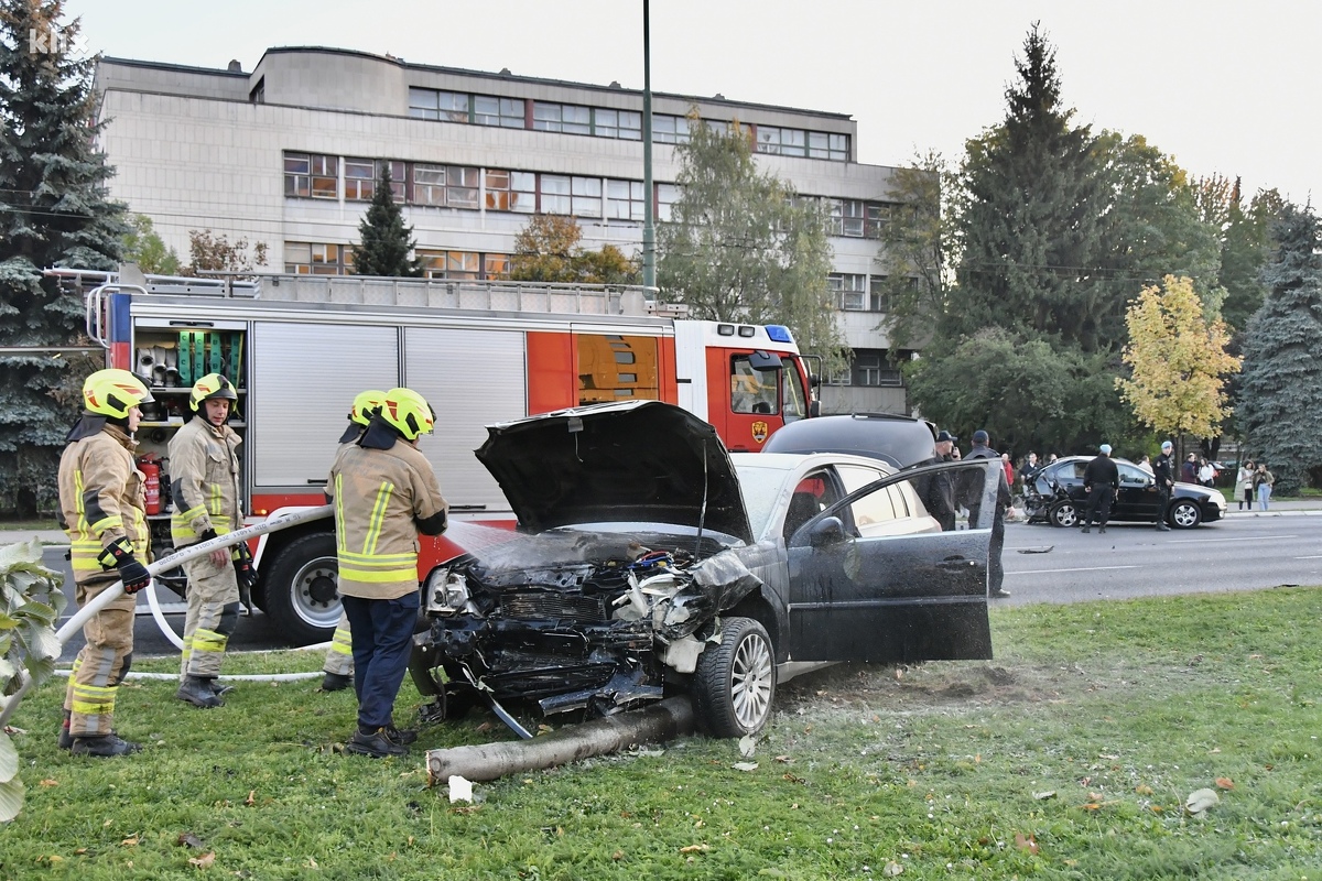 Težak udes u centru Sarajeva: Saobraćajni kolaps na Marijin Dvoru, auto se zapalio