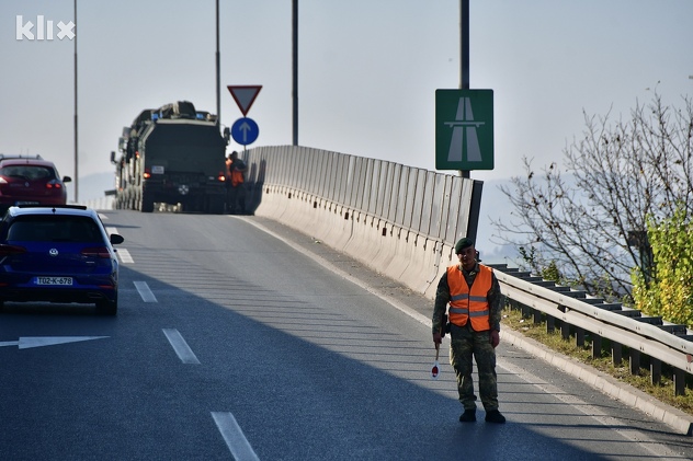 Na autoputu kod Sarajeva zapalilo se EUFOR-ovo vozilo (Foto: I. Š./Klix.ba)