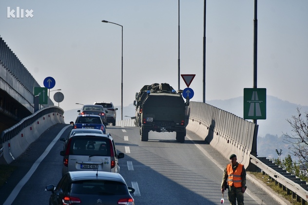 Na autoputu kod Sarajeva zapalilo se EUFOR-ovo vozilo (Foto: I. Š./Klix.ba)