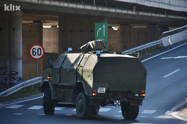 Na autoputu kod Sarajeva zapalilo se EUFOR-ovo vozilo (Foto: I. Š./Klix.ba)