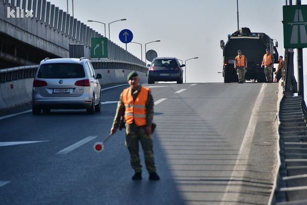 Na autoputu kod Sarajeva zapalilo se EUFOR-ovo vozilo (Foto: I. Š./Klix.ba)