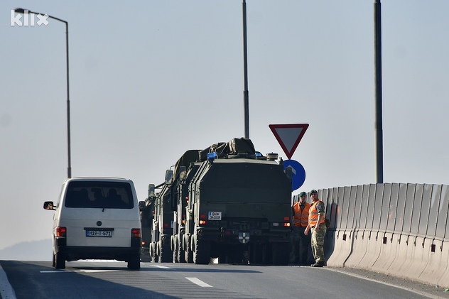 Na autoputu kod Sarajeva zapalilo se EUFOR-ovo vozilo (Foto: I. Š./Klix.ba)