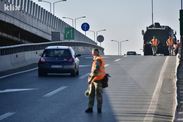 Na autoputu kod Sarajeva zapalilo se EUFOR-ovo vozilo (Foto: I. Š./Klix.ba)