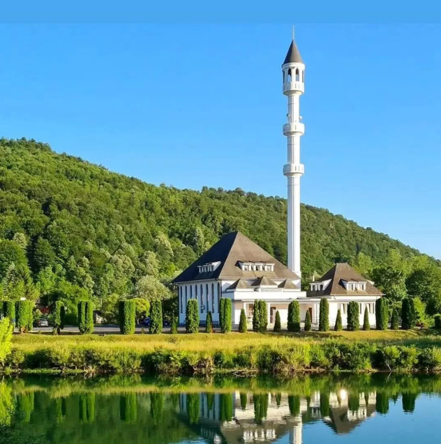 Prelijepa džamija u Bosanskoj Otoci može se pohvaliti posebnom titulom (Foto: Instagram/gradska.dzamija.bosanska.otoka)