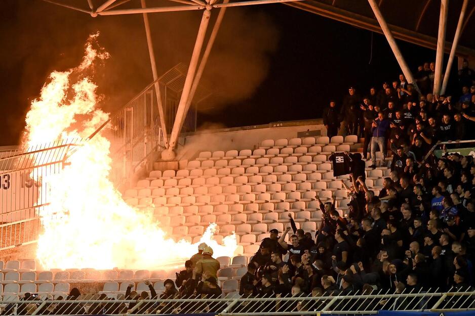 Vatra među navijačima Dinama (Foto: Matko Begović/Pixsell)
