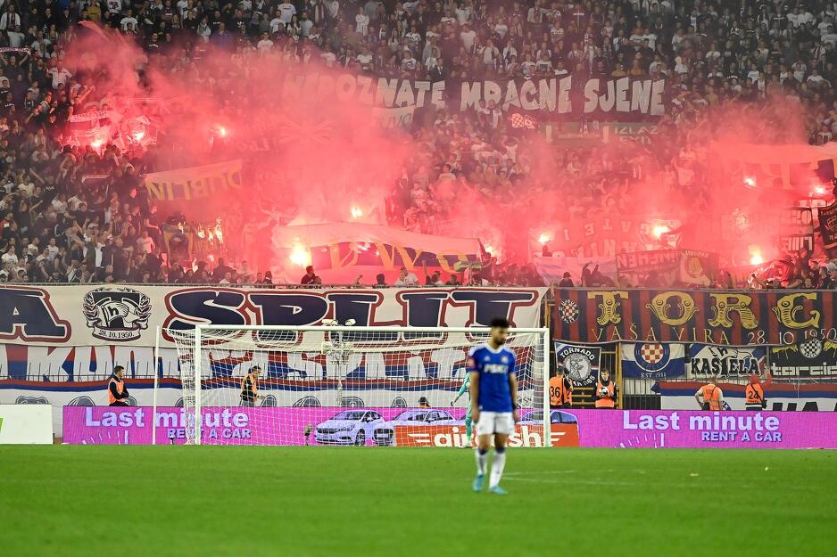 Torcida zapalila oduzete zastave (Foto: Matko Begović/Pixsell)