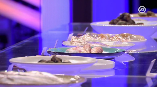 Pred takmičarima je bilo nekoliko plodova mora (Foto: Nova TV)