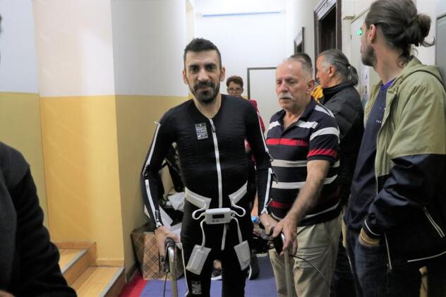 Jedan od građana koji je dobio neuromodulacijsko odijelo (Foto: Vlada KS)