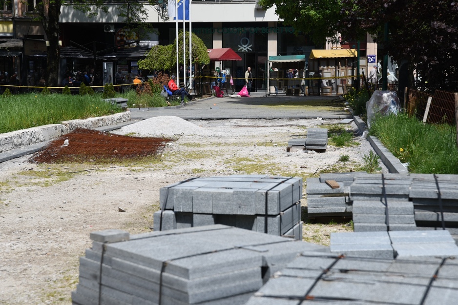 Trg Alije Izetbegovića je skoro godinu dana bio ruglo u centru grada