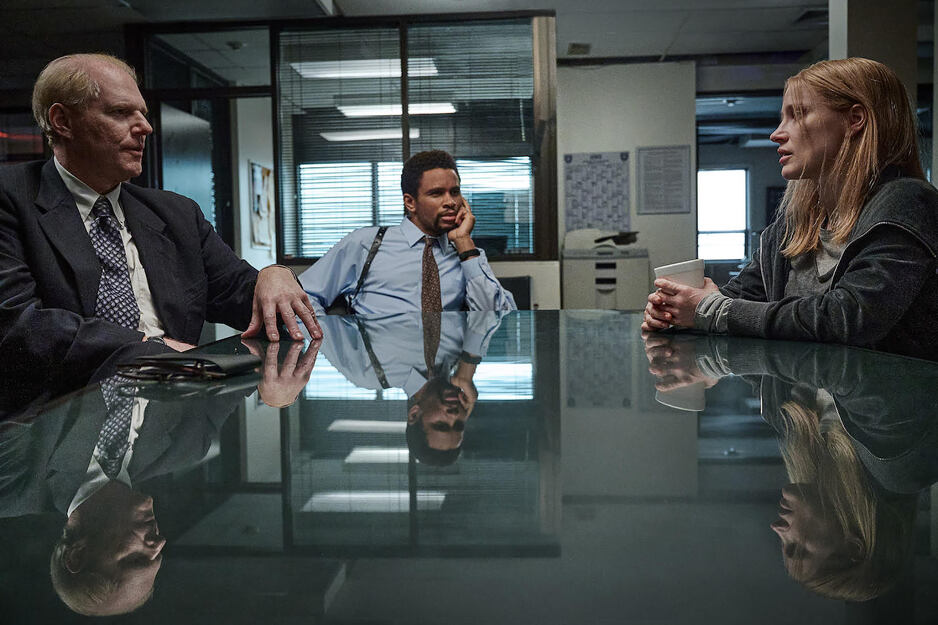 Noah Emmerich i Nnamdi Asomugha kao istražitelji s Jessicom Chastain