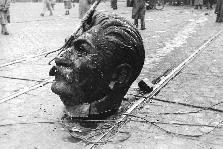 Uništena Staljinova statua