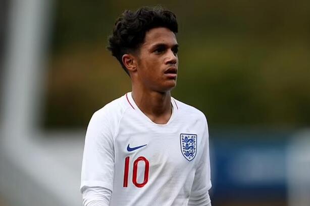 Igrao je ranije za U15, U16, U17 i U18 selekcije Engleske